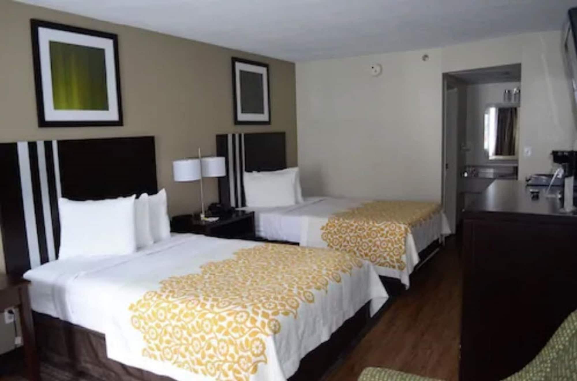 Days Inn By Wyndham Harrisburg North Buitenkant foto