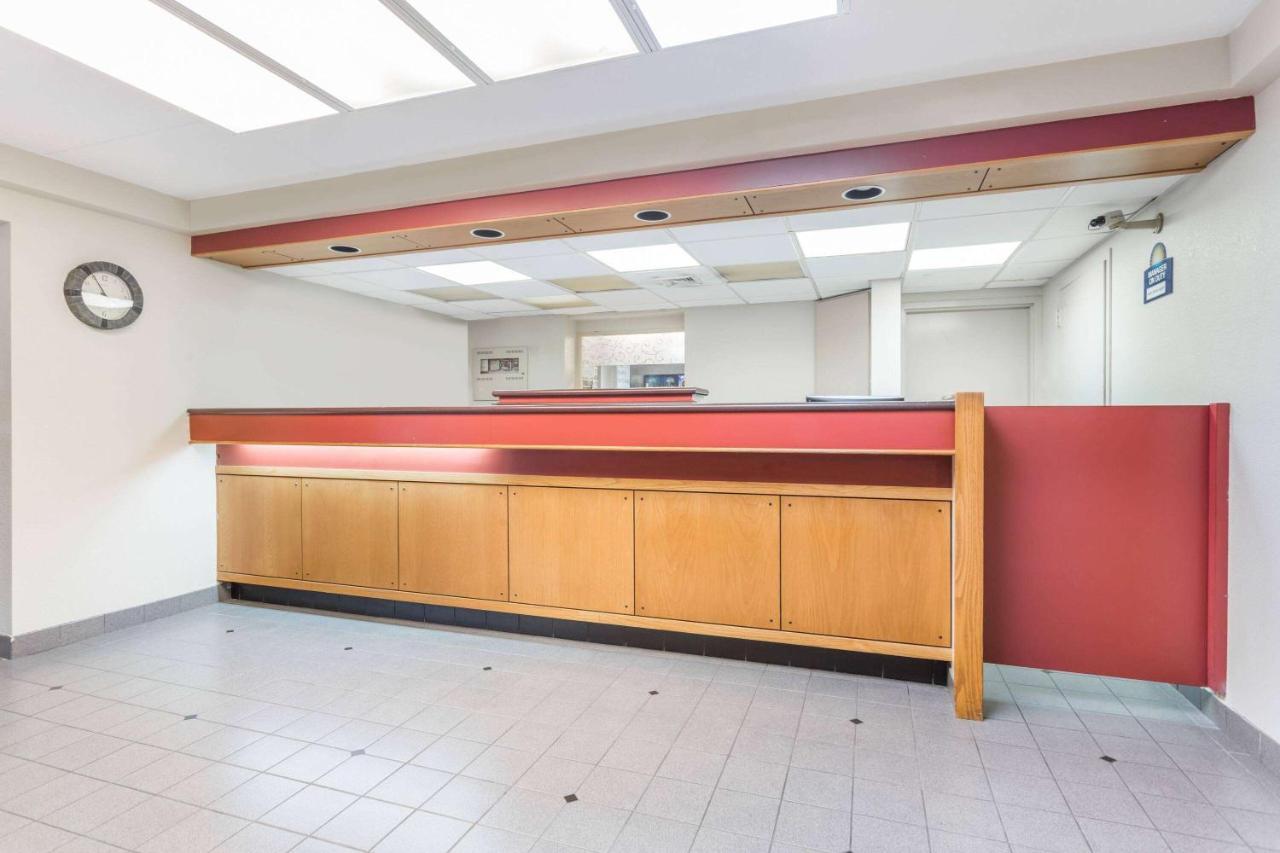 Days Inn By Wyndham Harrisburg North Buitenkant foto