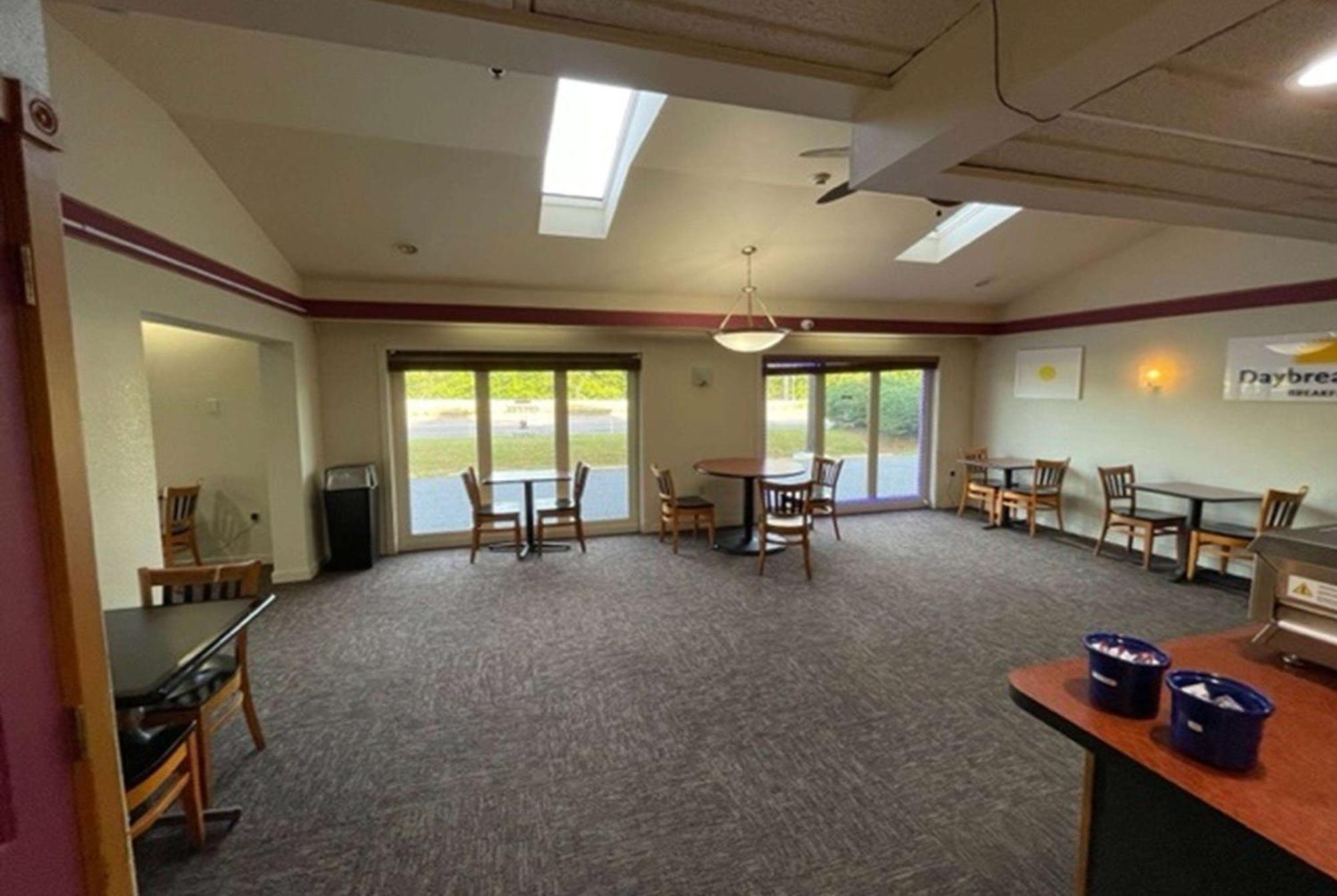 Days Inn By Wyndham Harrisburg North Buitenkant foto