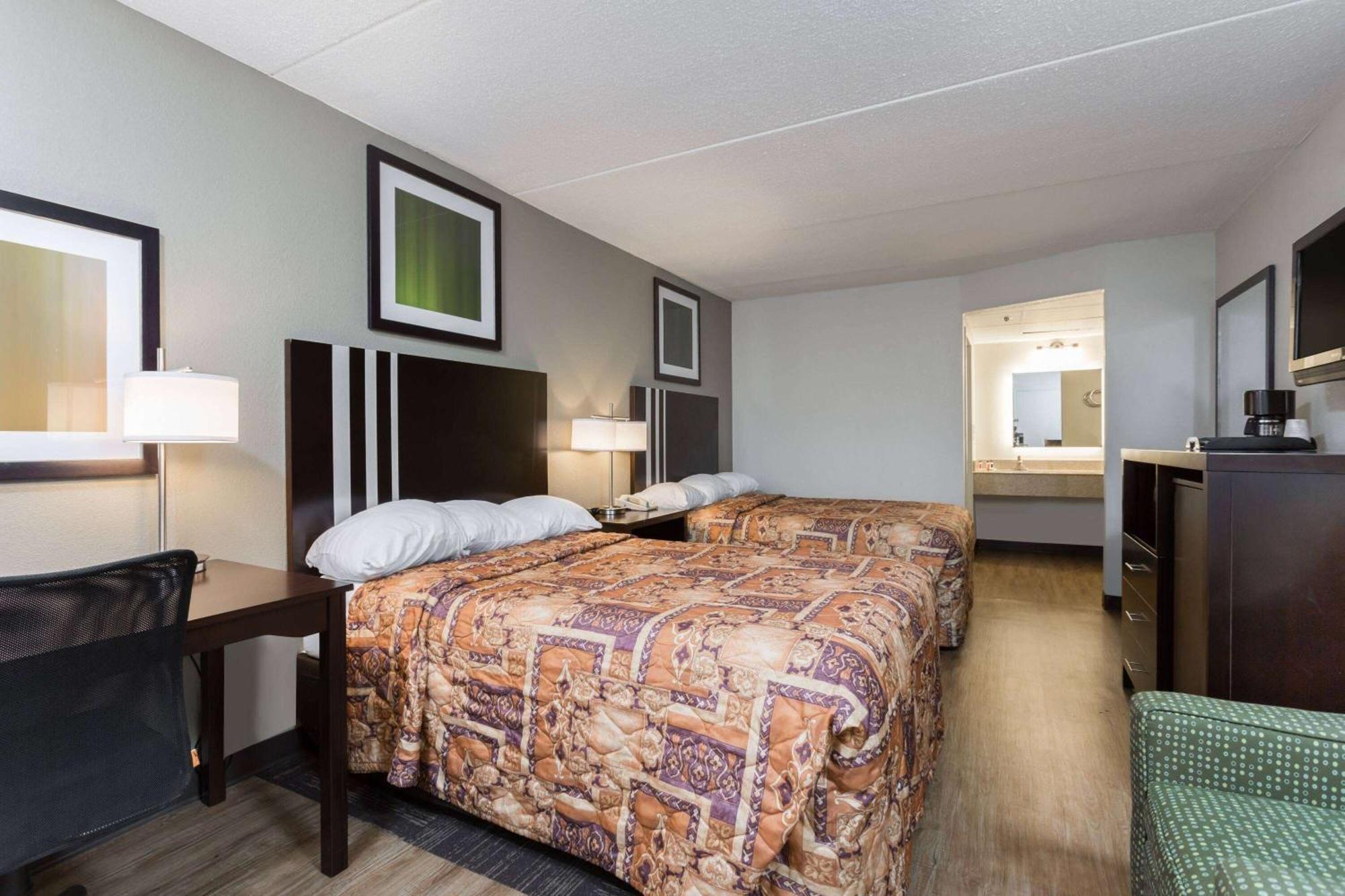 Days Inn By Wyndham Harrisburg North Buitenkant foto