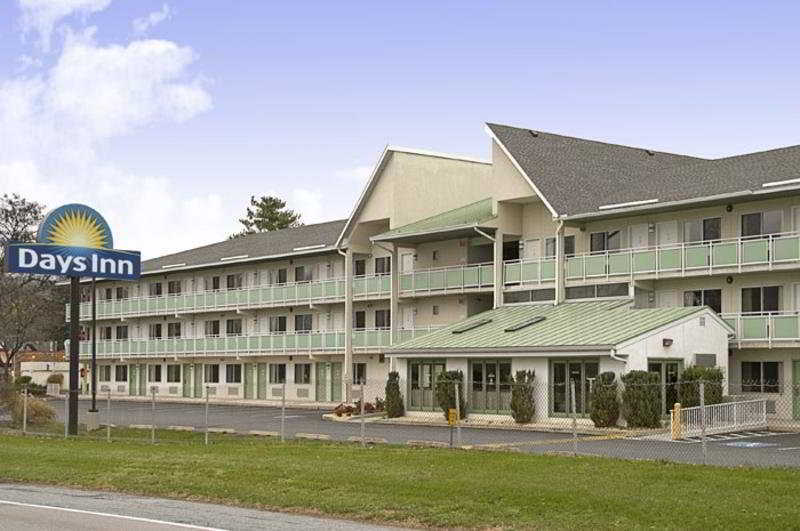 Days Inn By Wyndham Harrisburg North Buitenkant foto