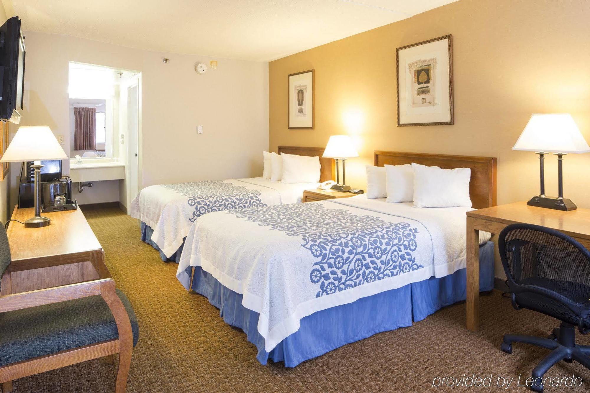 Days Inn By Wyndham Harrisburg North Buitenkant foto