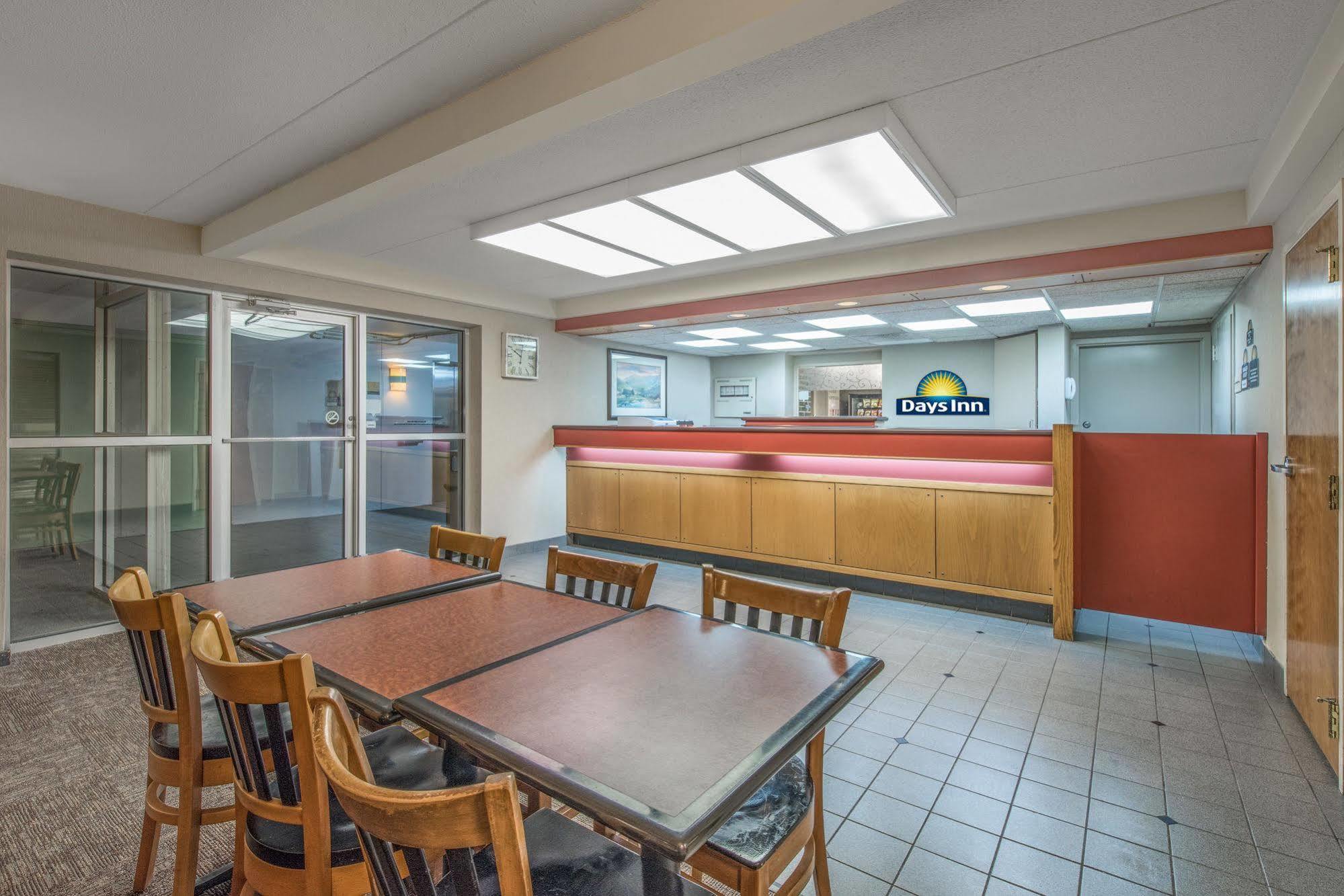 Days Inn By Wyndham Harrisburg North Buitenkant foto