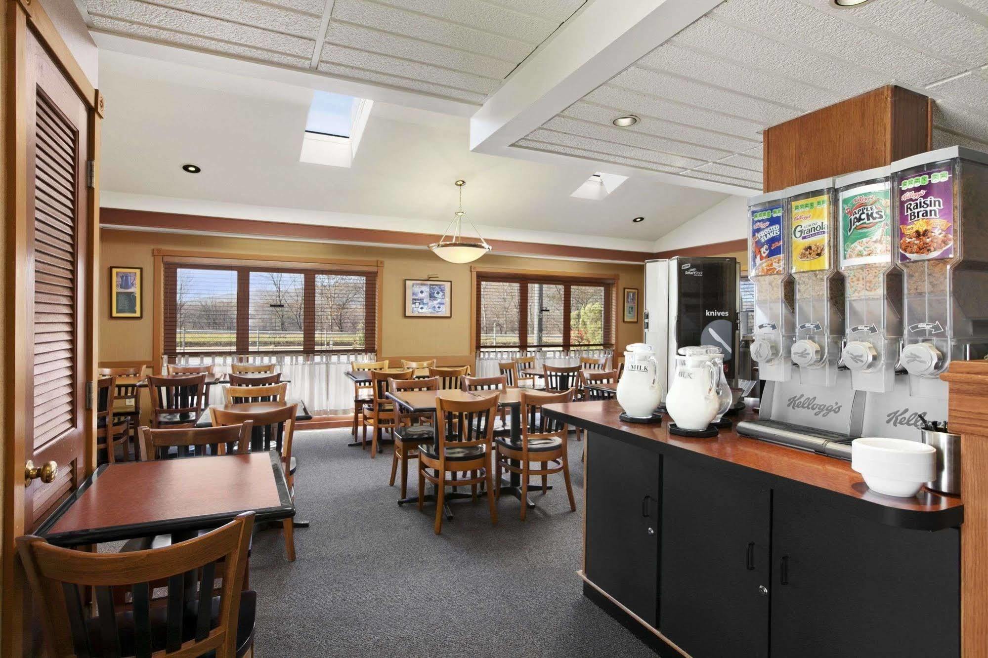 Days Inn By Wyndham Harrisburg North Buitenkant foto