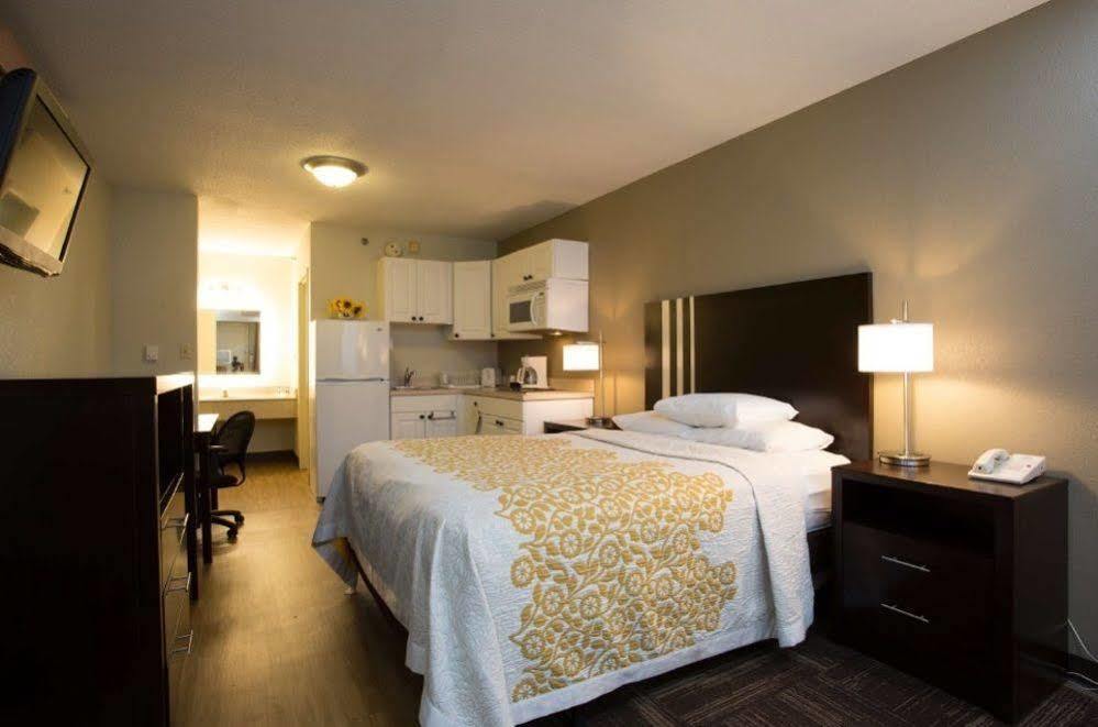 Days Inn By Wyndham Harrisburg North Buitenkant foto