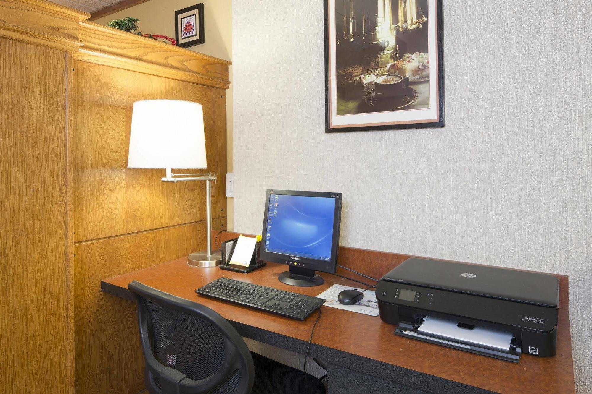 Days Inn By Wyndham Harrisburg North Buitenkant foto