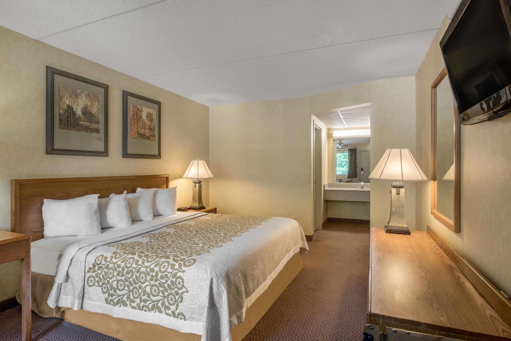Days Inn By Wyndham Harrisburg North Buitenkant foto