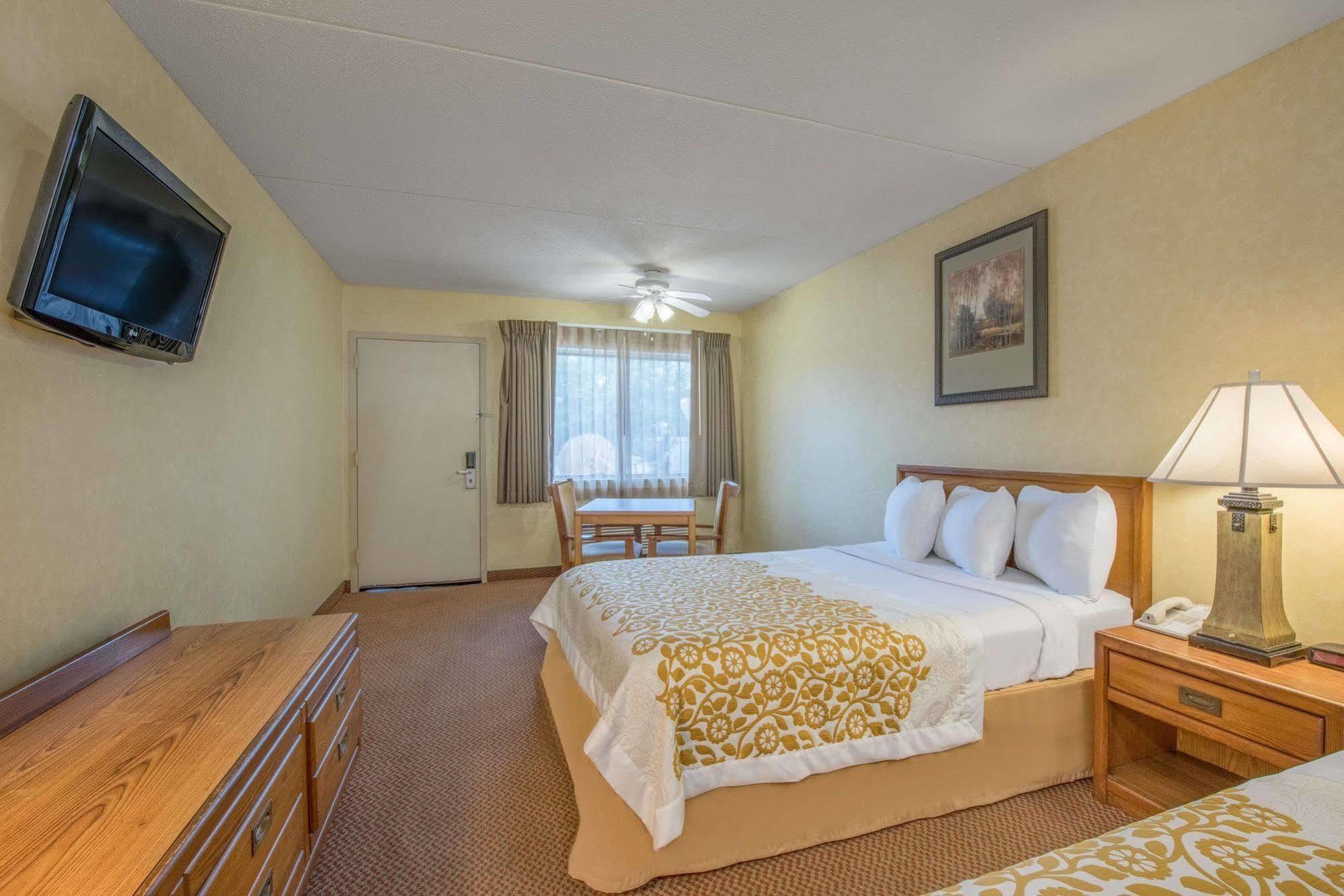 Days Inn By Wyndham Harrisburg North Buitenkant foto