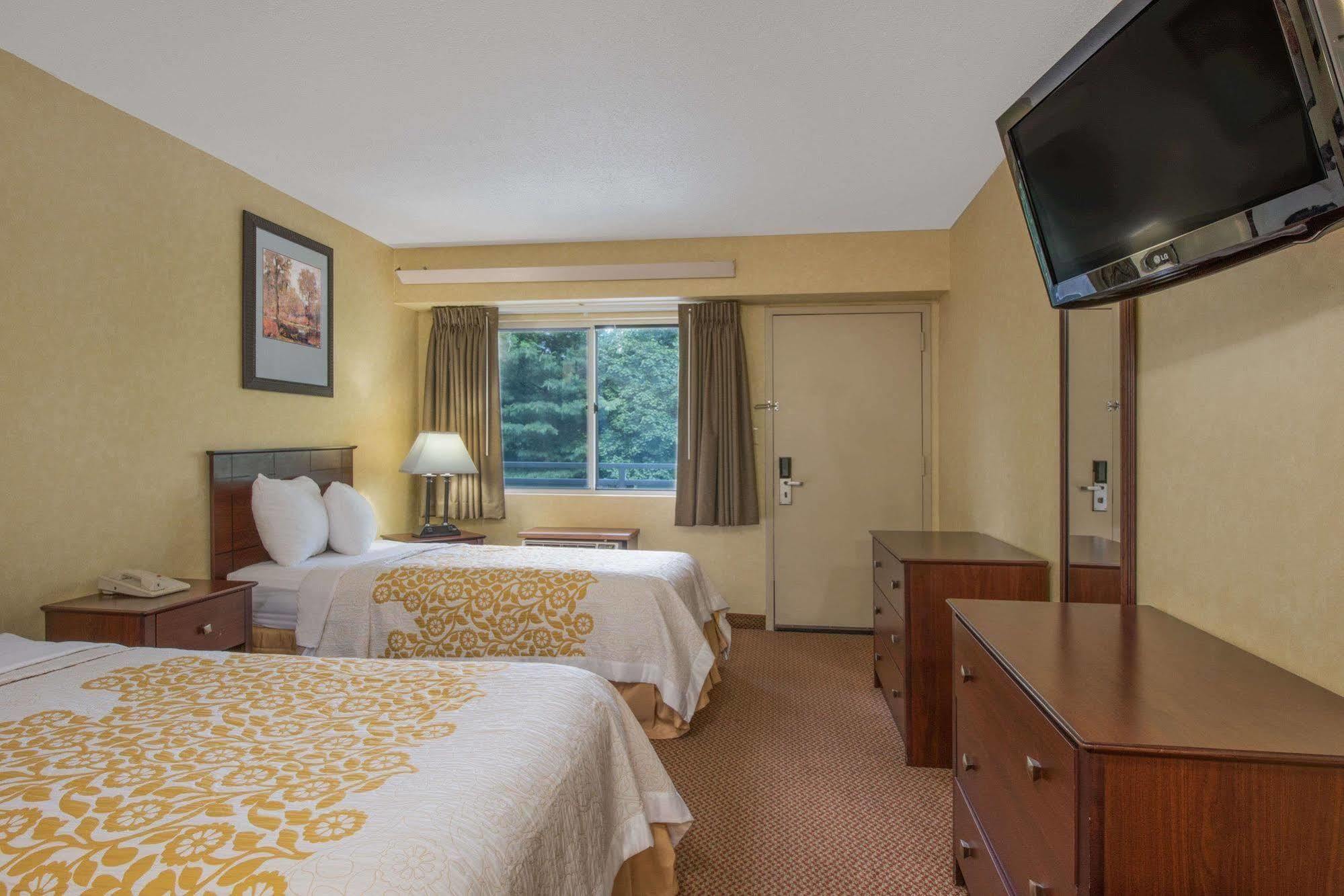 Days Inn By Wyndham Harrisburg North Buitenkant foto