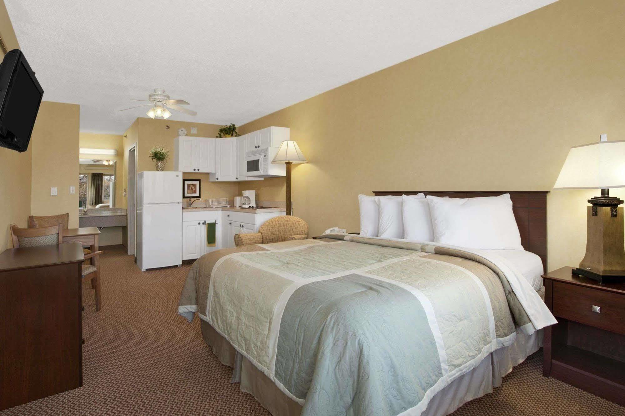 Days Inn By Wyndham Harrisburg North Buitenkant foto
