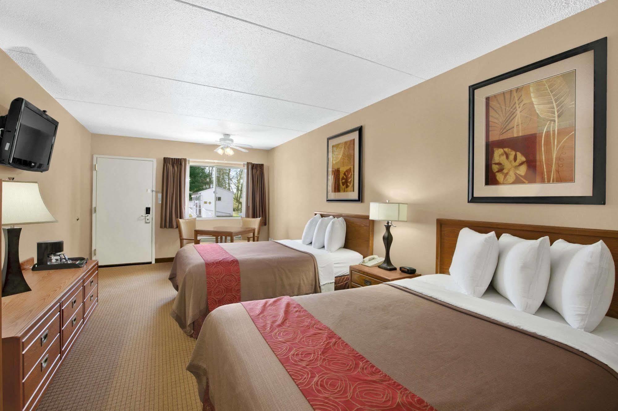 Days Inn By Wyndham Harrisburg North Buitenkant foto