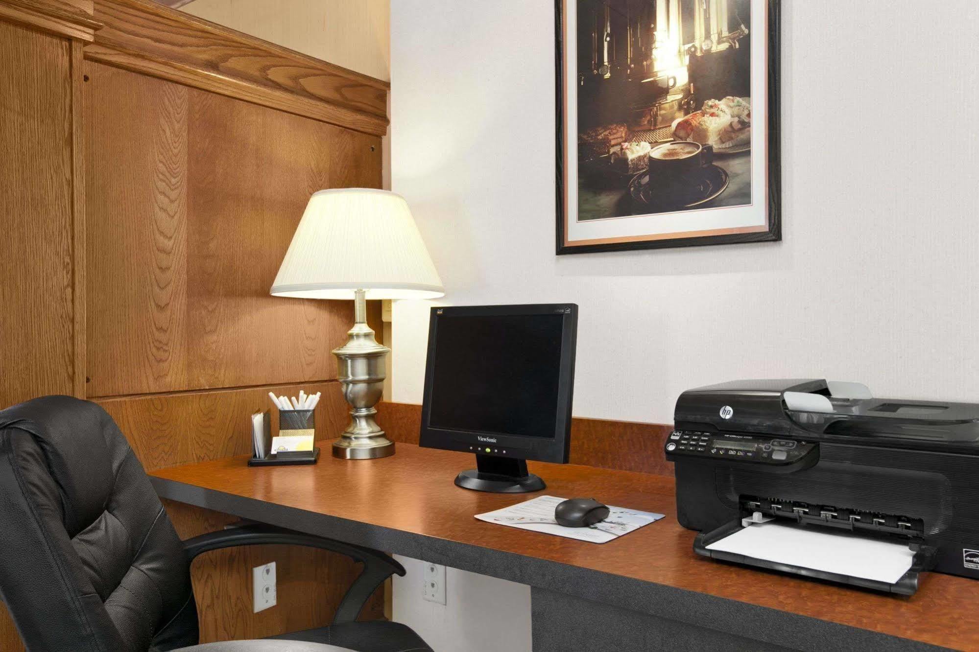Days Inn By Wyndham Harrisburg North Buitenkant foto