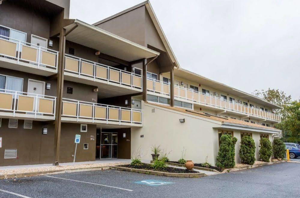 Days Inn By Wyndham Harrisburg North Buitenkant foto
