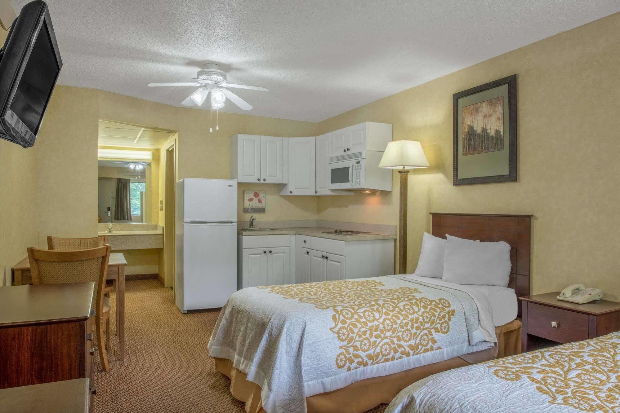 Days Inn By Wyndham Harrisburg North Buitenkant foto