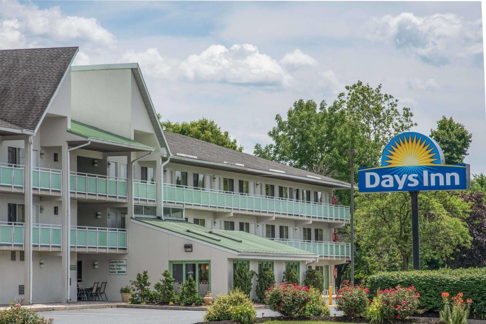 Days Inn By Wyndham Harrisburg North Buitenkant foto