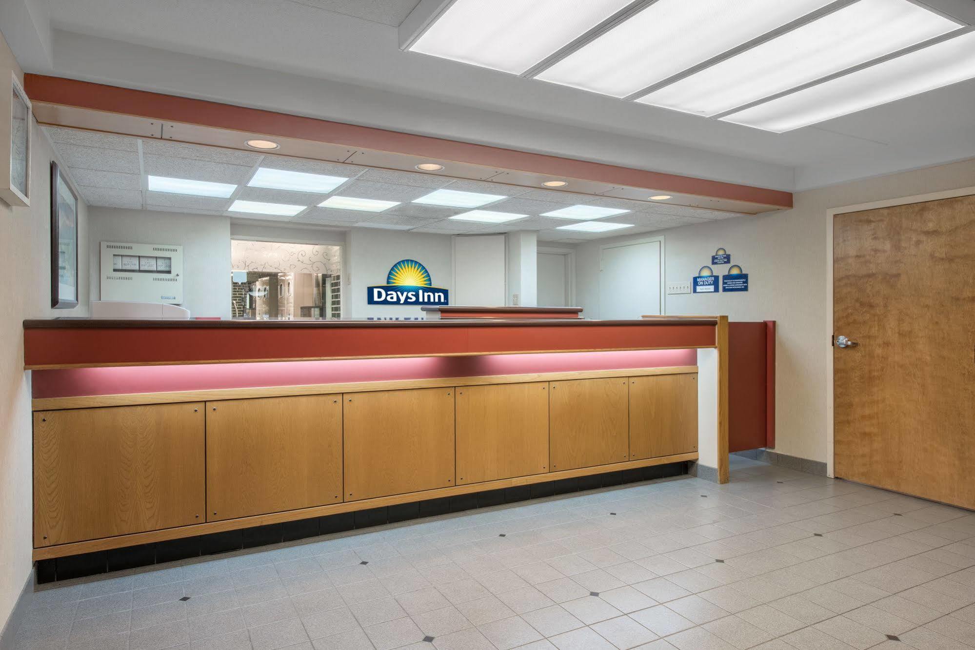Days Inn By Wyndham Harrisburg North Buitenkant foto