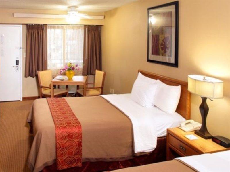 Days Inn By Wyndham Harrisburg North Buitenkant foto